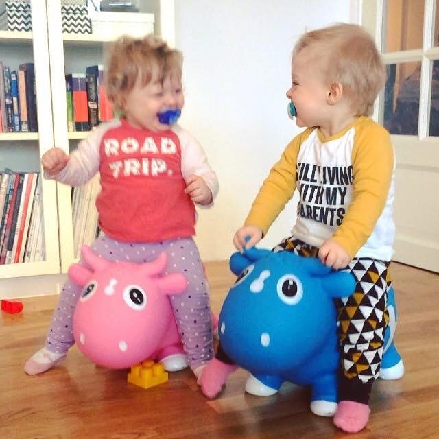 Kidzzfarm: Φουσκωτό παιχνίδι Ισορροπίας χοπ χοπ- Bella η αγελαδίτσα - Pink / Ροζ - Image 4